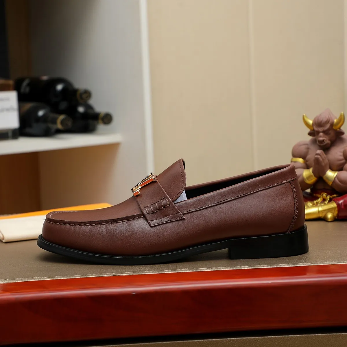 Men's shoes 460 💰 Louis Vuitton LV ® 🆕 model 🔛 full shoe counter, first layer cowhide, 🐂leather lining casual shoes for men, super soft outsole, a must-have for driving. Synchronized with the counter, original first layer cowhide, completely 1:1 mold customization 🌹 top version, color optional! Number: 38-44 (45.46 customized)